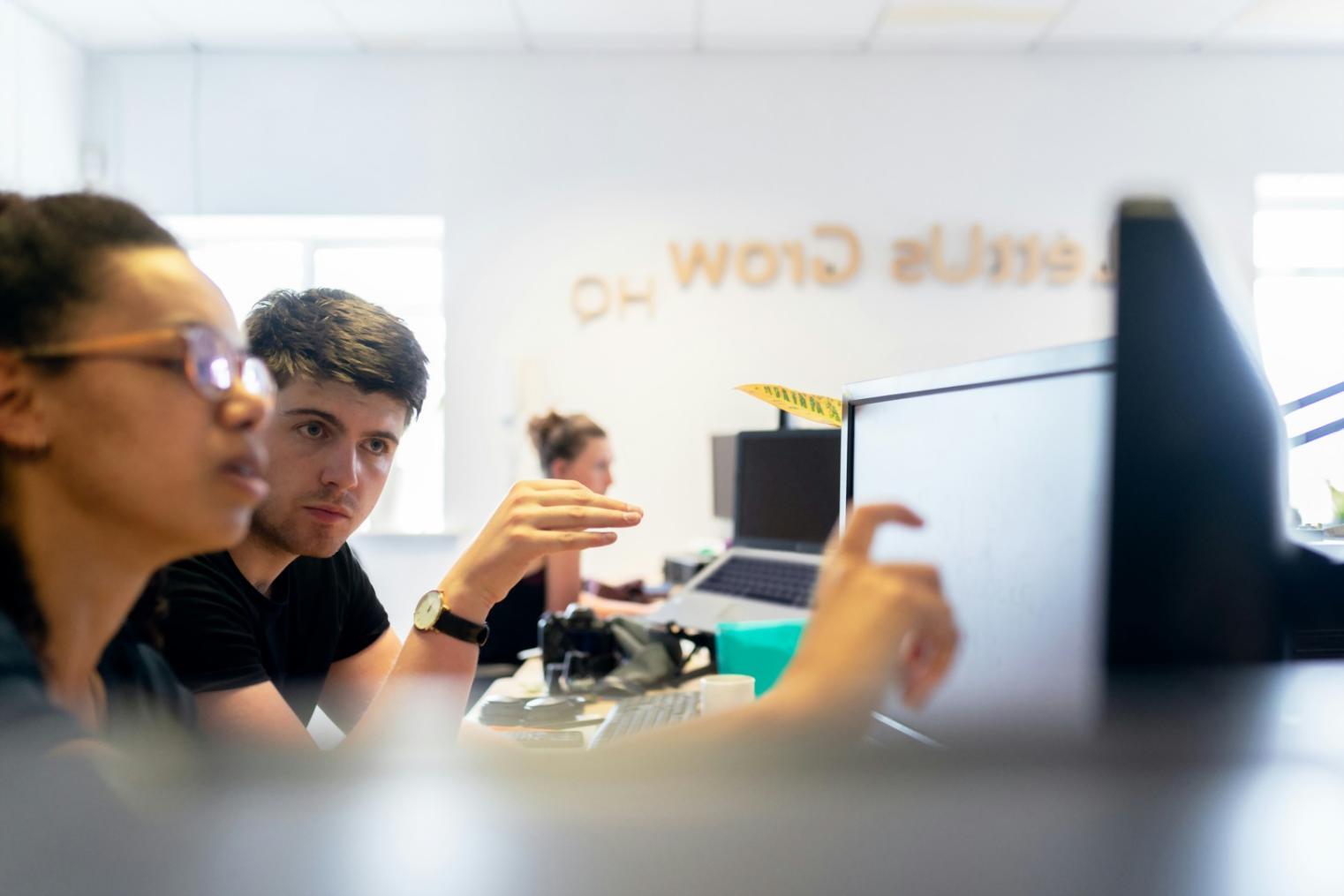 Análisis financiero con gráficos de presupuesto semanal